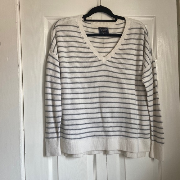 Abercrombie & Fitch White and Gray Stripe V Neck Knitted Sweater, Size XSmall - Picture 6 of 6